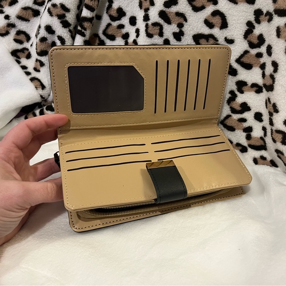 NWOT - Beautiful Leaf Black & Gold Wallet - Picture 2 of 5